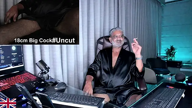 Snapshot of OnlineBossUK chatting on July 6, 12:23 pm OnlineBossUK online show from July 6, 12:23 pm