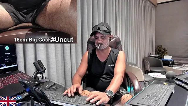 Snapshot of OnlineBossUK chatting on June 16, 4:40 pm OnlineBossUK online show from June 16, 4:40 pm