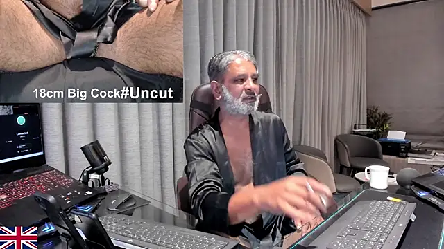 Snapshot of OnlineBossUK chatting on June 13, 3:15 am OnlineBossUK online show from June 13, 3:15 am