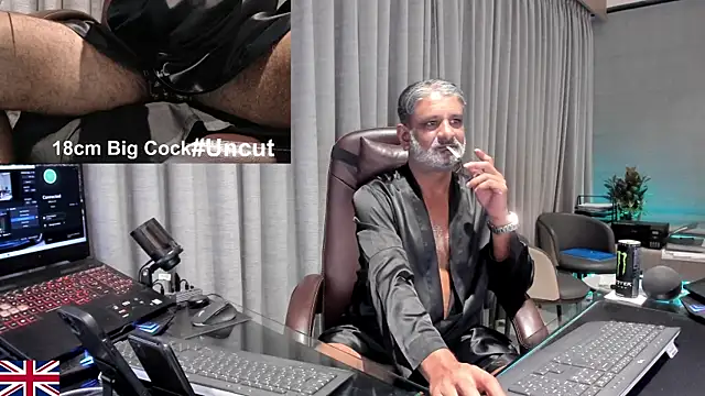 Snapshot of OnlineBossUK chatting on July 6, 4:31 pm OnlineBossUK online show from July 6, 4:31 pm