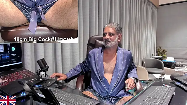 Snapshot of OnlineBossUK chatting on May 21, 5:32 pm OnlineBossUK online show from May 21, 5:32 pm