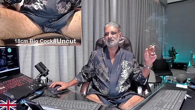 Snapshot of OnlineBossUK chatting on July 13, 2:33 am OnlineBossUK online show from July 13, 2:33 am