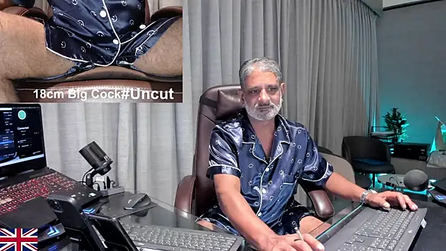 Snapshot of OnlineBossUK chatting on July 13, 4:06 pm OnlineBossUK online show from July 13, 4:06 pm