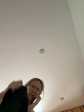 Snapshot of angelmommu chatting on March 4, 5:59 am angelmommu online show from March 4, 5:59 am