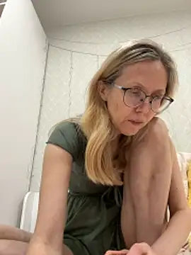 Snapshot of angelmommu chatting on February 26, 1:00 pm angelmommu online show from February 26, 1:00 pm