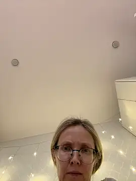 Snapshot of angelmommu chatting on February 16, 11:20 am angelmommu online show from February 16, 11:20 am