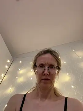 Snapshot of angelmommu chatting on February 23, 12:17 pm angelmommu online show from February 23, 12:17 pm