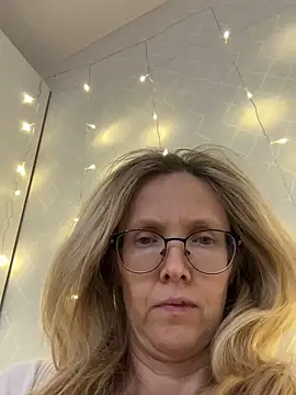 Snapshot of angelmommu chatting on February 24, 2:40 pm angelmommu online show from February 24, 2:40 pm