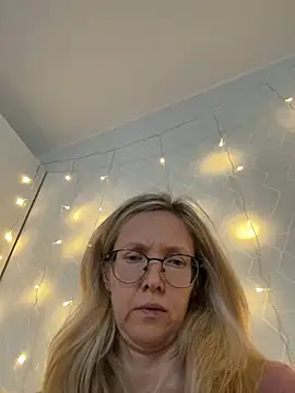 Snapshot of angelmommu chatting on February 13, 8:58 am angelmommu online show from February 13, 8:58 am