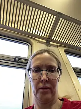 Snapshot of angelmommu chatting on February 19, 5:04 am angelmommu online show from February 19, 5:04 am