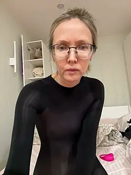 Snapshot of angelmommu chatting on February 22, 7:44 am angelmommu online show from February 22, 7:44 am