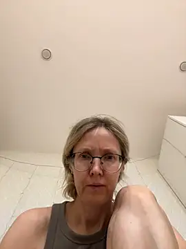 Snapshot of angelmommu chatting on February 18, 9:17 am angelmommu online show from February 18, 9:17 am