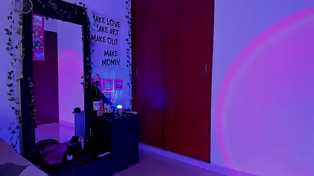 Snapshot of little_kayla_ chatting on November 28, 9:15 pm little kayla online show from November 28, 9:15 pm