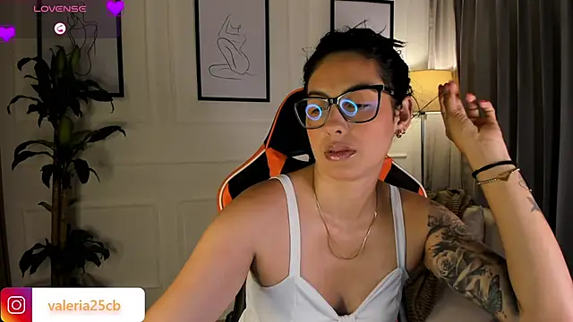 Snapshot of valeriia25_ chatting on February 7, 10:41 pm valeriia25 online show from February 7, 10:41 pm