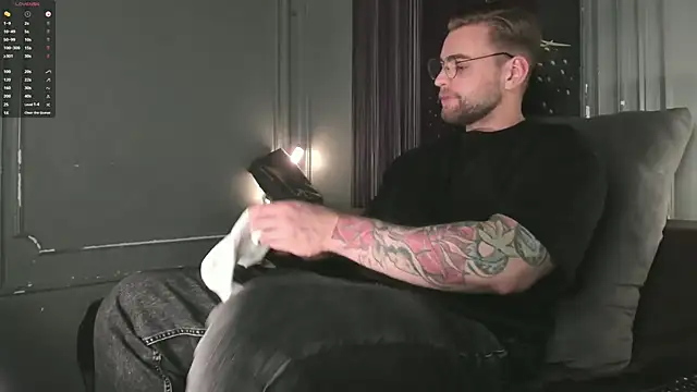 Snapshot of WayneWilson chatting on December 18, 4:39 am WayneWilson online show from December 18, 4:39 am