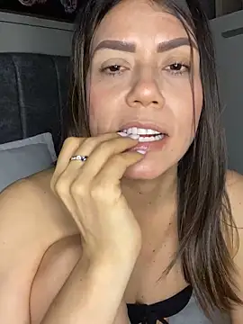 Snapshot of martina_contreras chatting on October 18, 4:14 am martina contreras online show from October 18, 4:14 am