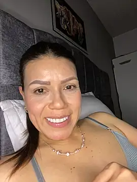 Snapshot of martina_contreras chatting on February 8, 7:06 am martina contreras online show from February 8, 7:06 am