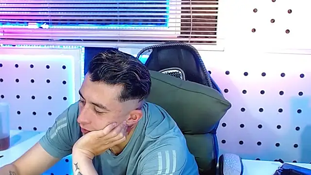 Darko0717 online show from December 3, 12:01 am