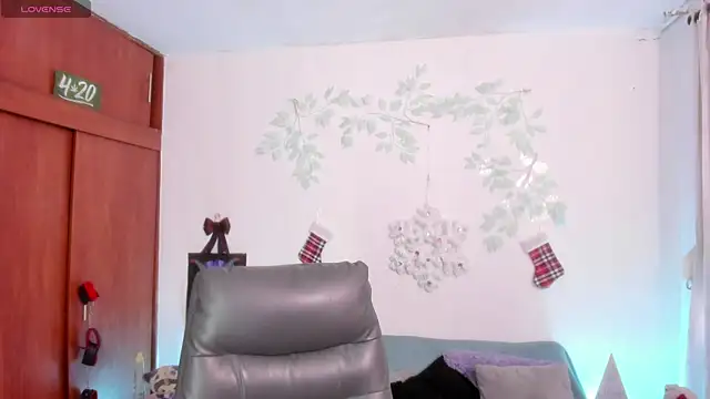 Snapshot of Cata_green chatting on December 19, 7:49 pm Cata green online show from December 19, 7:49 pm