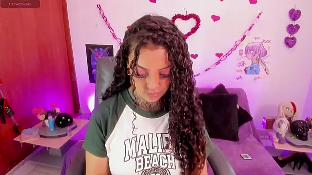 Snapshot of Cata_green chatting on February 17, 8:17 pm Cata green online show from February 17, 8:17 pm