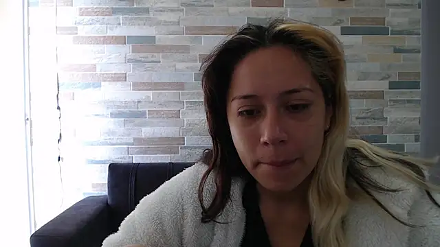 Snapshot of MommyMiaWs chatting on October 2, 2:31 pm MommyMiaWs online show from October 2, 2:31 pm