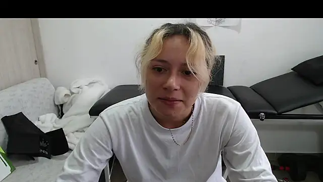 Snapshot of MommyMiaWs chatting on March 22, 4:58 pm MommyMiaWs online show from March 22, 4:58 pm