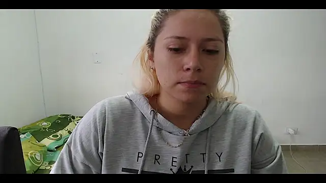 Snapshot of MommyMiaWs chatting on February 13, 12:54 pm MommyMiaWs online show from February 13, 12:54 pm