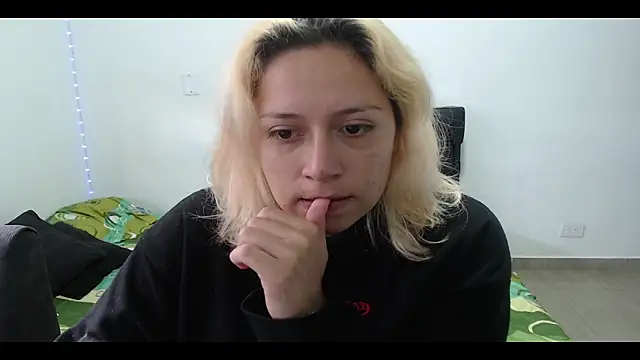Snapshot of MommyMiaWs chatting on February 23, 7:49 pm MommyMiaWs online show from February 23, 7:49 pm