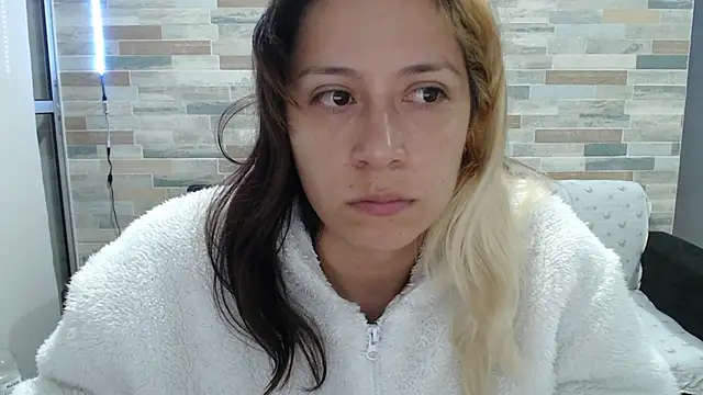 Snapshot of MommyMiaWs chatting on October 3, 2:37 am MommyMiaWs online show from October 3, 2:37 am