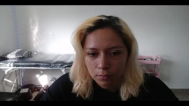 Snapshot of MommyMiaWs chatting on March 2, 1:09 pm MommyMiaWs online show from March 2, 1:09 pm