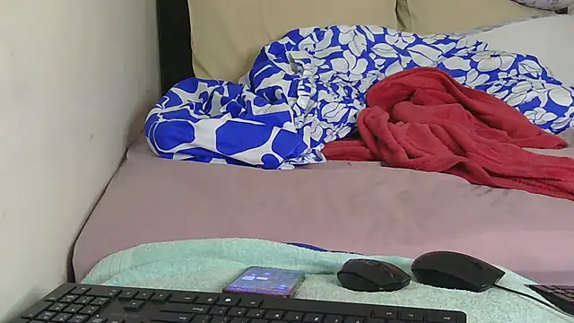 sluttylaura21 online show from April 5, 3:46 am