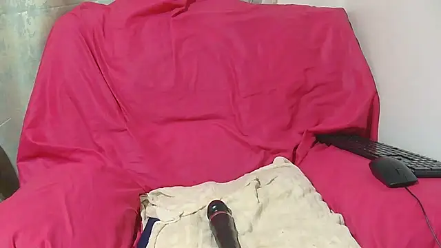 sluttylaura21 online show from April 9, 10:38 pm