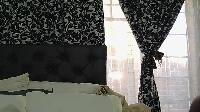 Snapshot of sluttylaura21 chatting on July 4, 6:31 am sluttylaura21 online show from July 4, 6:31 am