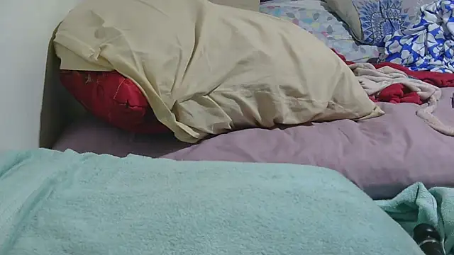 sluttylaura21 online show from April 3, 5:36 am