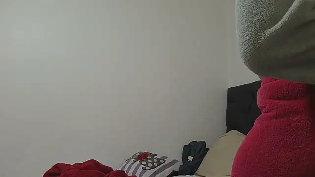 Snapshot of sluttylaura21 chatting on May 14, 6:54 am sluttylaura21 online show from May 14, 6:54 am