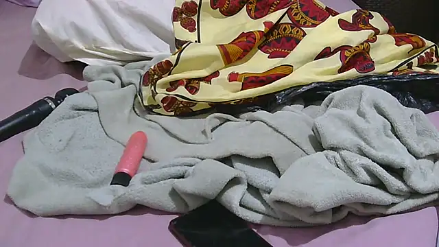 Snapshot of sluttylaura21 chatting on October 22, 3:11 pm sluttylaura21 online show from October 22, 3:11 pm