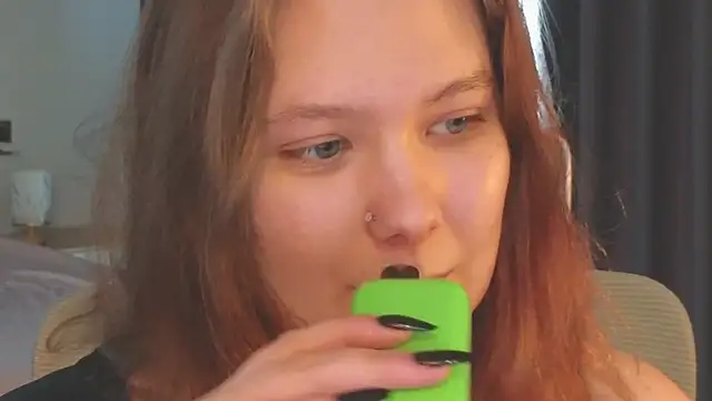 DjennaPalme online show from April 11, 7:45 am