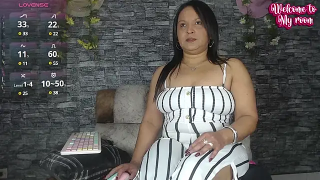 Snapshot of Danna_Paolaa_ chatting on February 18, 2:05 am Danna Paolaa online show from February 18, 2:05 am