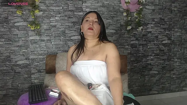 Snapshot of Danna_Paolaa_ chatting on October 14, 5:30 am Danna Paolaa online show from October 14, 5:30 am