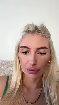 Mia Roxie online show from November 6, 3:32 am