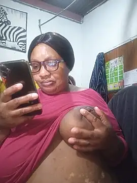 Snapshot of YELLOW_BONE chatting on July 6, 8:33 pm YELLOW BONE online show from July 6, 8:33 pm
