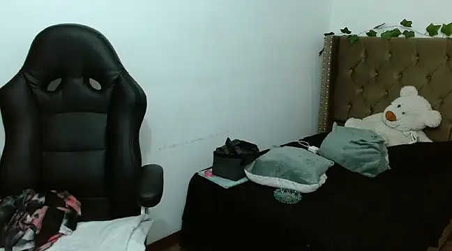 Snapshot of _Scarlett_Sweet chatting on March 17, 12:32 am Scarlett Sweet online show from March 17, 12:32 am