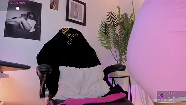 brianahill  online show from March 27, 8:43 pm