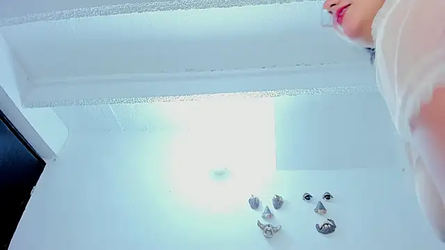NayaWayne online show from February 13, 9:27 pm