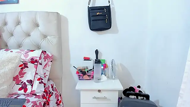 NayaWayne online show from March 27, 5:14 pm