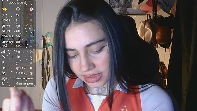 Snapshot of val_bardot chatting on June 14, 12:07 am val bardot online show from June 14, 12:07 am