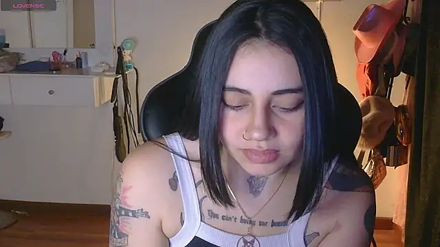 Snapshot of val_bardot chatting on June 9, 3:51 am val bardot online show from June 9, 3:51 am