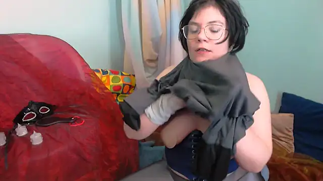 Snapshot of EverlyRays chatting on December 15, 5:24 am EverlyRays online show from December 15, 5:24 am