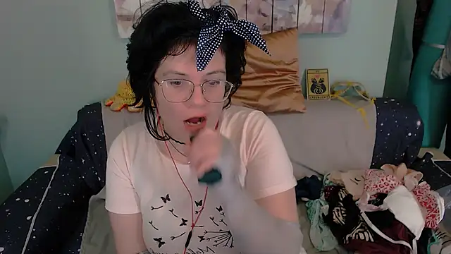 Snapshot of EverlyRays chatting on October 19, 6:54 pm EverlyRays online show from October 19, 6:54 pm