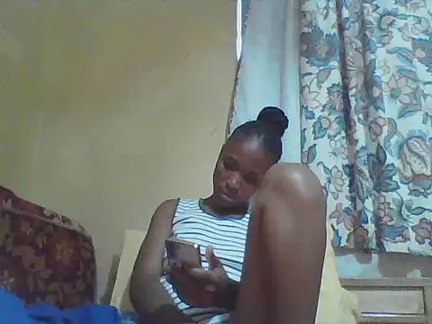 Snapshot of Smillie_prety chatting on June 13, 4:43 am Smillie prety online show from June 13, 4:43 am